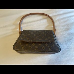Louis Vuitton classic handbag excellent condition.